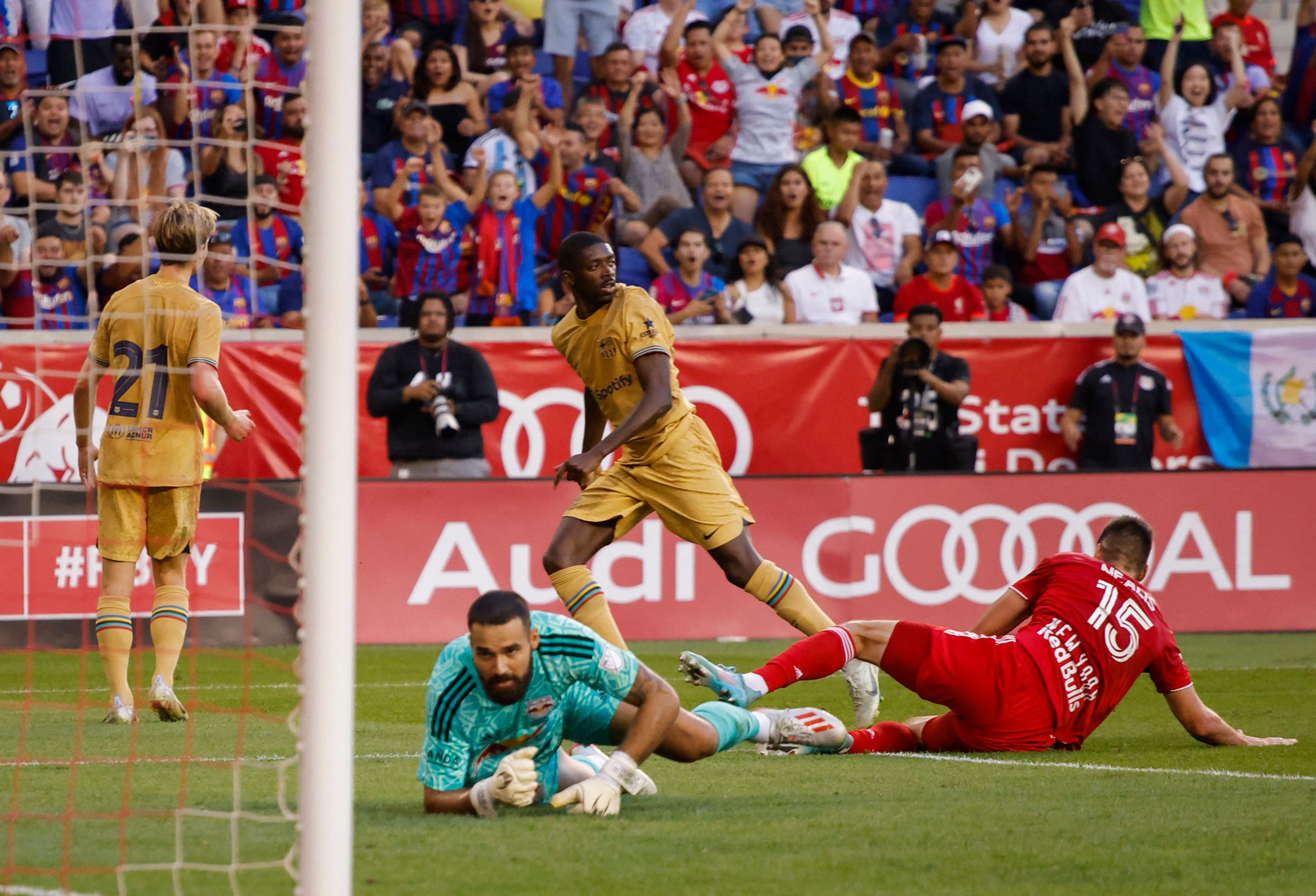 Ousmane Dembele  celebra su anotación ante el New York Red Bulls. Foto Prensa Libre (AFP)