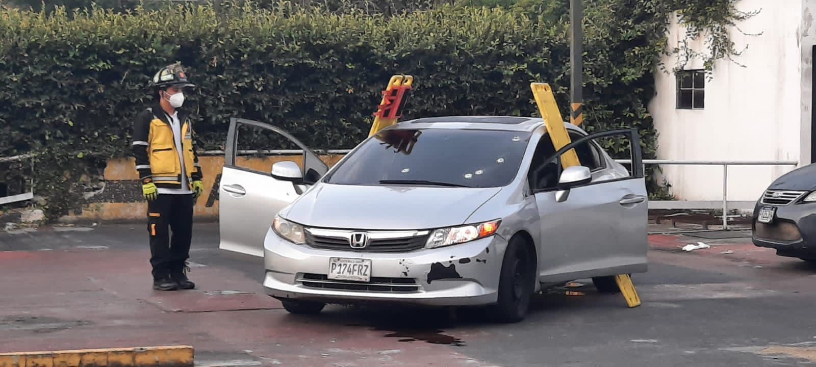 Los fallecidos fueron interceptados cuando estaban apunto de salir de un parqueo público de la zona 10. Fotografía: Bomberos Voluntarios.