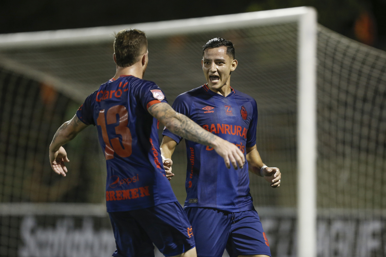 José Martínez abrió la ruta de la goleada escarlata. (Foto Prensa Libre: Concacaf)