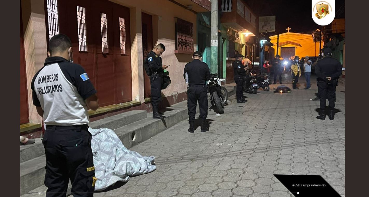 Los cuerpos de las víctimas quedaron en la acera. (Foto: Bomberos Voluntarios)