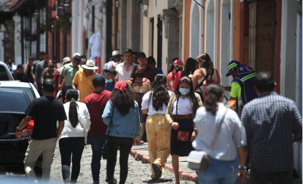 Aunque Salud anunció la obligatoriedad del uso de mascarilla de nuevo debido a la alta infección de covid-19, no toda la población acata la medida. (Foto Prensa Libre: Carlos Hernández)