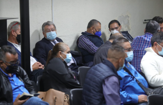 Exdiputados y otros señalados en el Caso Plazas Fantasma durante audiencia este jueves 14 de julio. (Foto Prensa Libre: Carlos Hernández) 