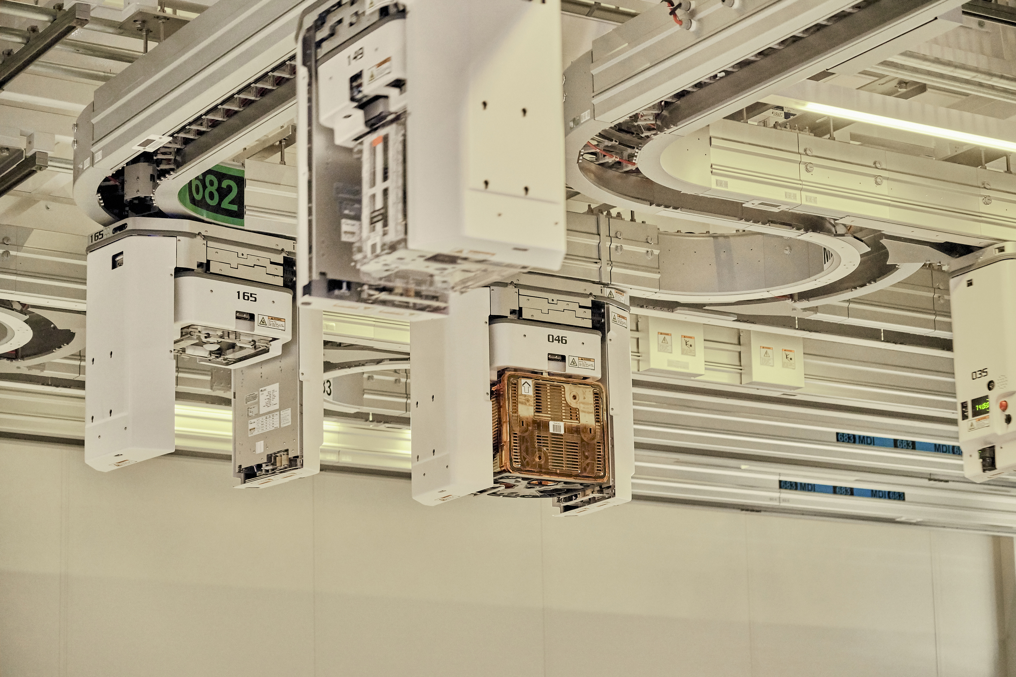 Los módulos que contienen hasta 25 obleas de silicio utilizadas para fabricar microchips se mueven sobre vías aéreas automatizadas en el complejo de Intel en Chandler, Arizona, el 17 de noviembre de 2021. (Foto Prensa Libre: Philip Cheung/The New York Times)