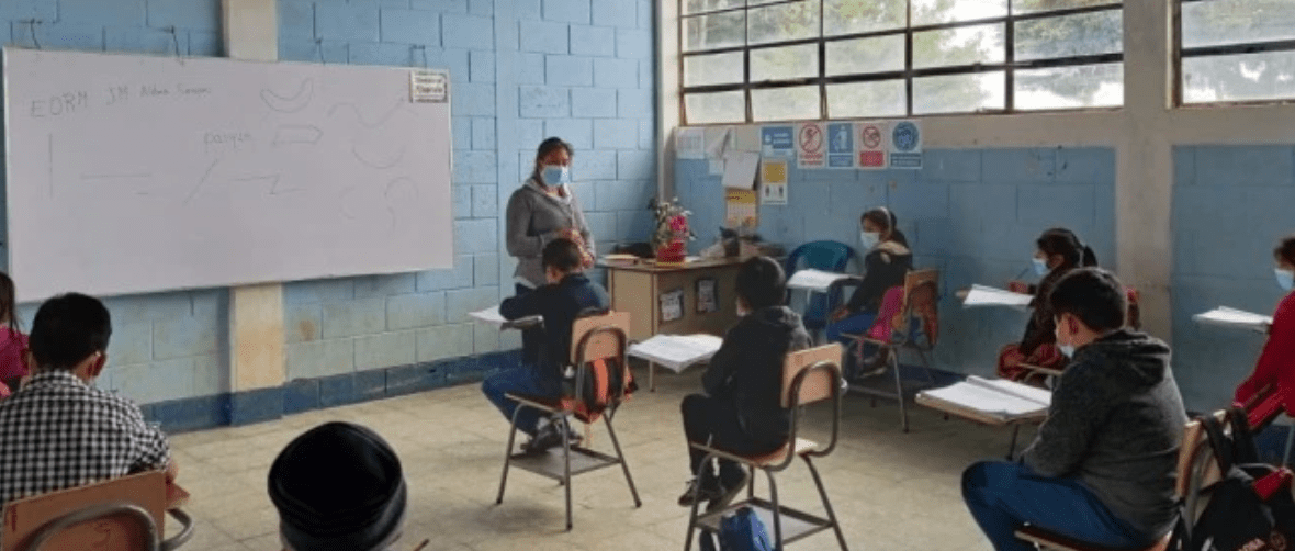 Estudiantes asisten con mascarilla a las escuelas por el covid-19. (Foto Prensa Libre: Hemeroteca PL)