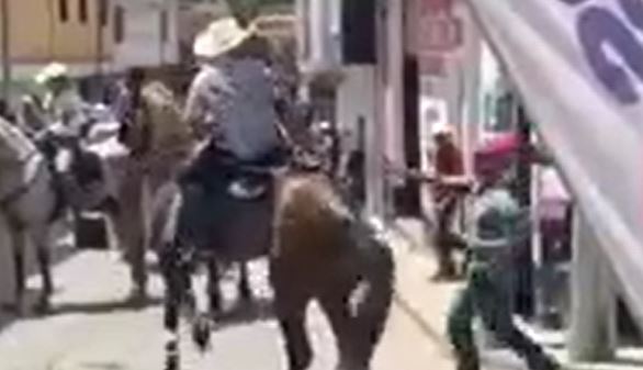 Caballo patea a un hombre en Quiché