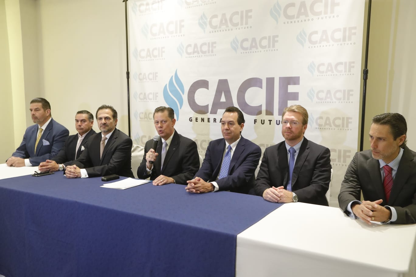 El presidente del Cacif, Hermann Girón, acompañado de los directores de esa organización empresarial, da a conocer la propuesta   de acciones necesarias antes de las elecciones del 2023. (Foto, Prensa Libre: Esbin García).