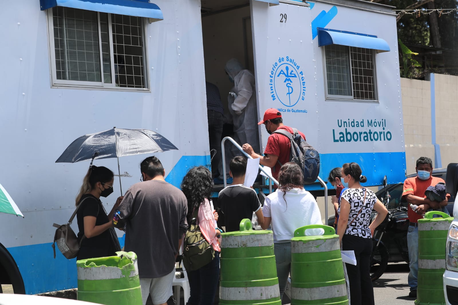 En los laboratorios móviles del Ministerio de Salud se observa incremento de personas que buscan someterse a la prueba de covid-19. (Foto Prensa Libre: Elmer Vargas)