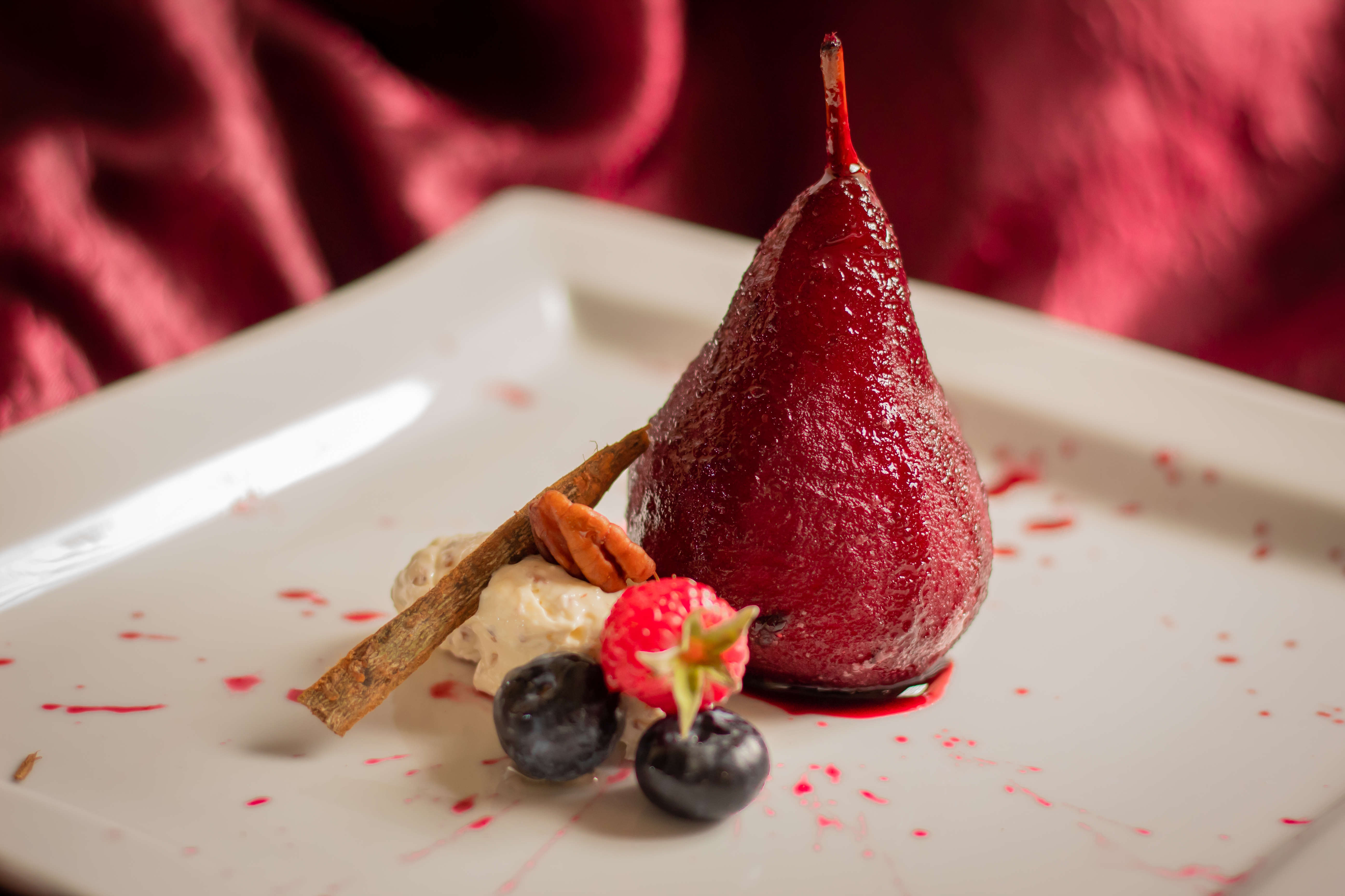 Peras al vino tinto, rellenas de queso mascarpone y nueces, es un exquisito postre, preparado por la chef y repostera Myriam Galindo. (Foto Prensa Libre, cortesía de  Luis Rodrigo García)