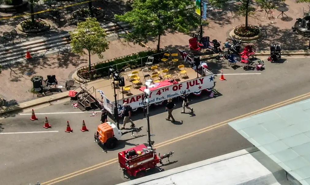 Policías y fiscales en la escena de la balacera en Highland Park, Illinois, EE. UU. (Foto Prensa Libre: EFE)