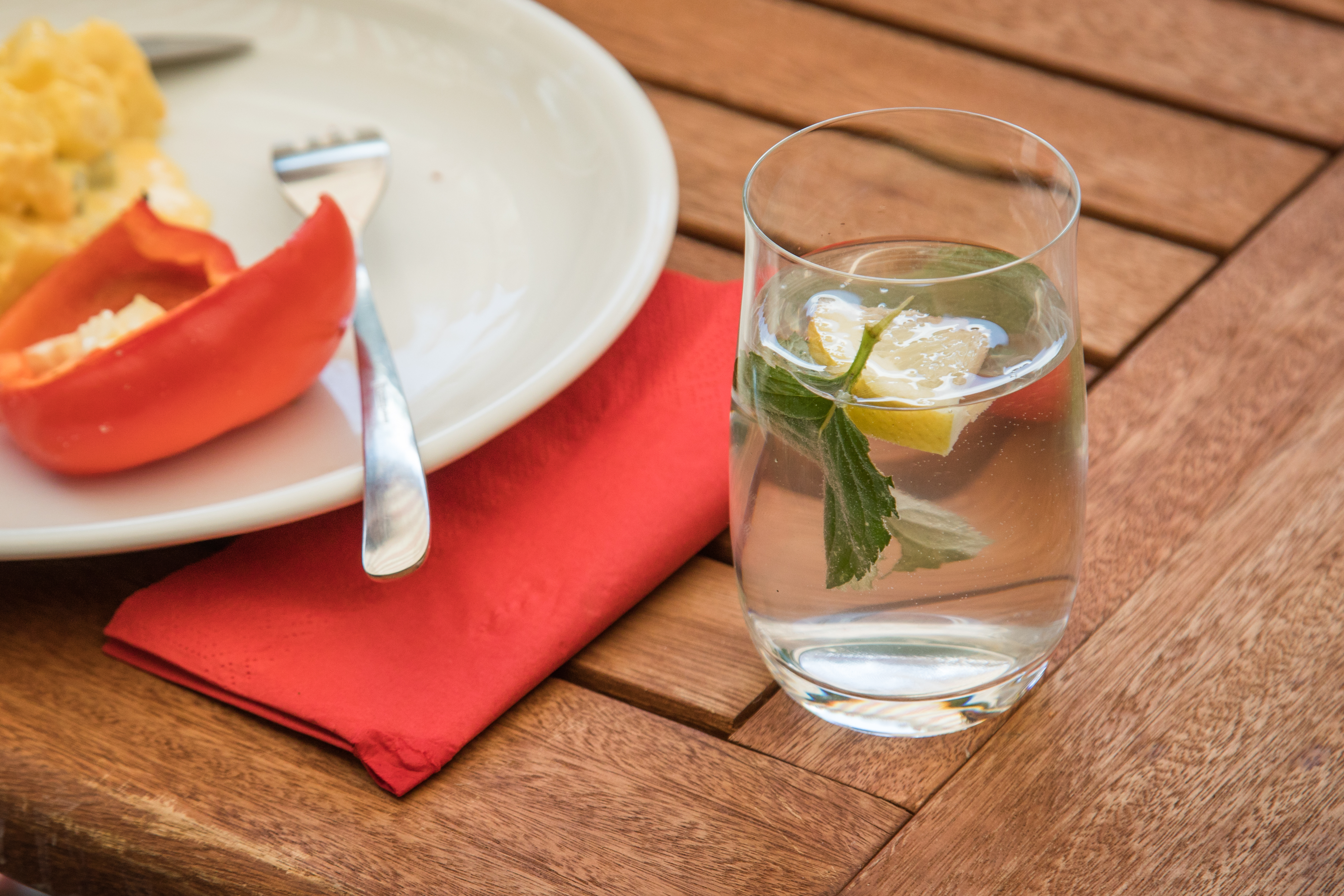 ¿Está bien beber agua con la comida?