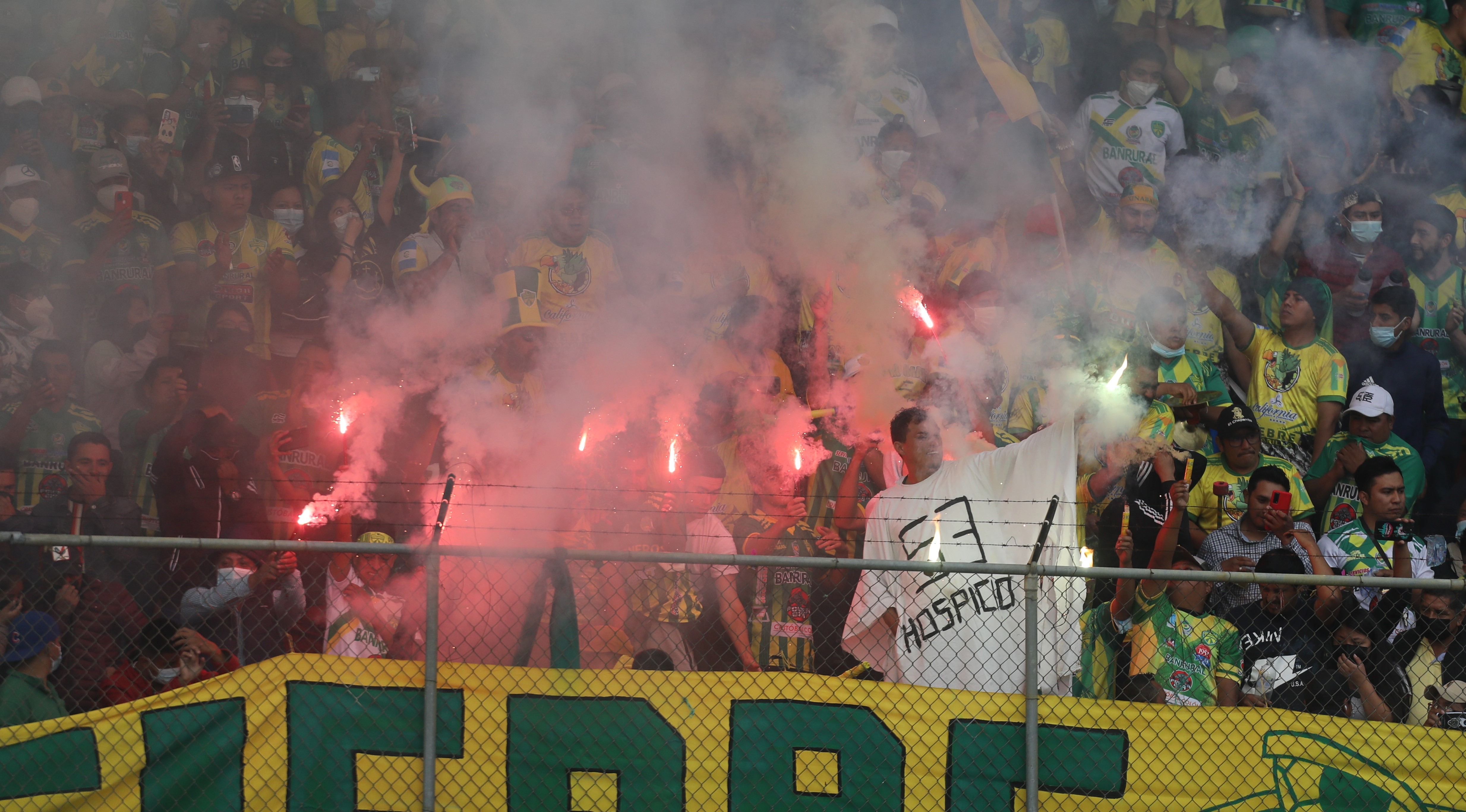 El uso de pirotecnia dentro de los estadios es una de las prohibiciones en el reglamento de la Liga Nacional. (Foto Prensa Libre: Douglas Suruy)