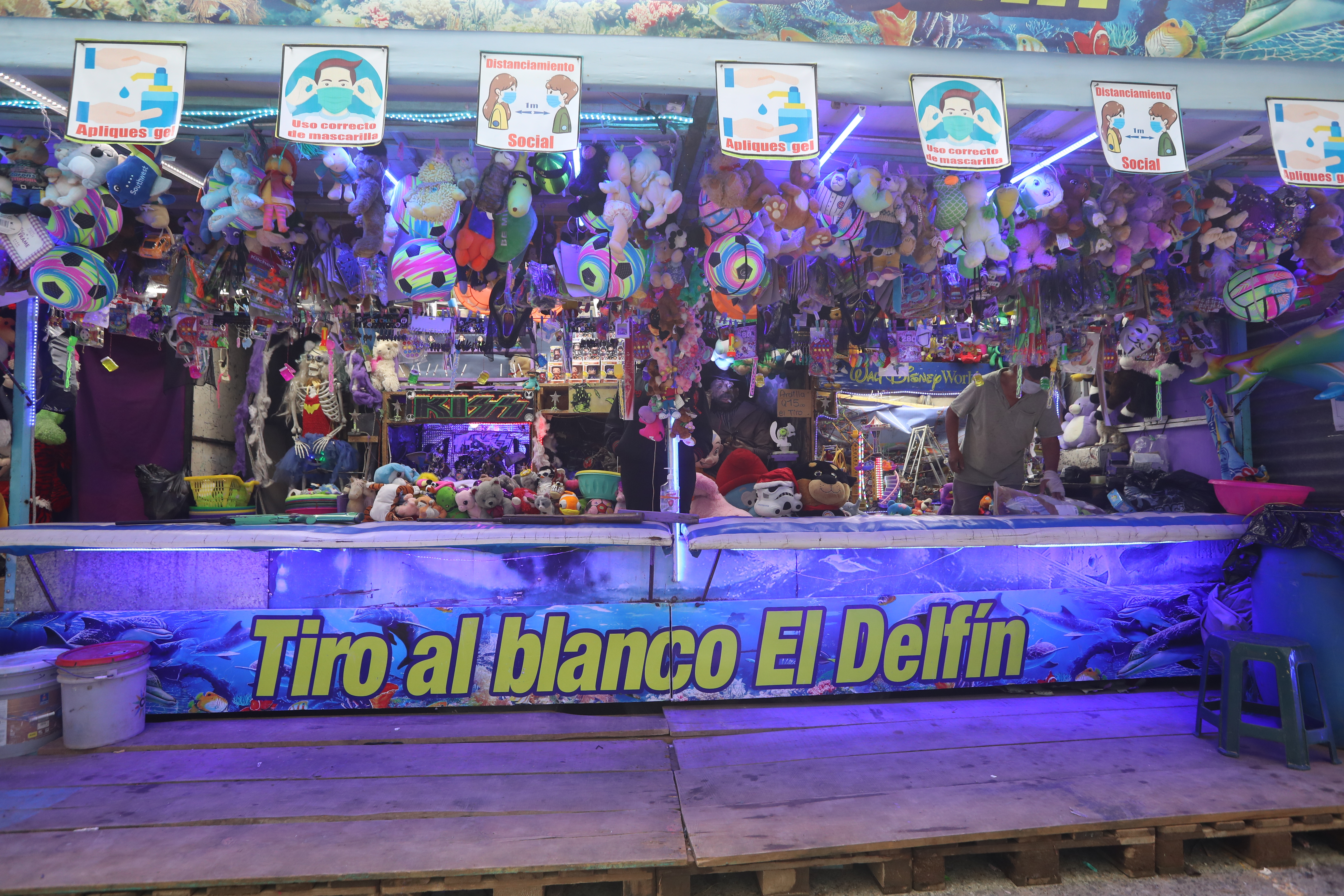 Vendedores ofrecen manzanas bañadas en chocolate. (Foto Prensa Libre: Roberto López)