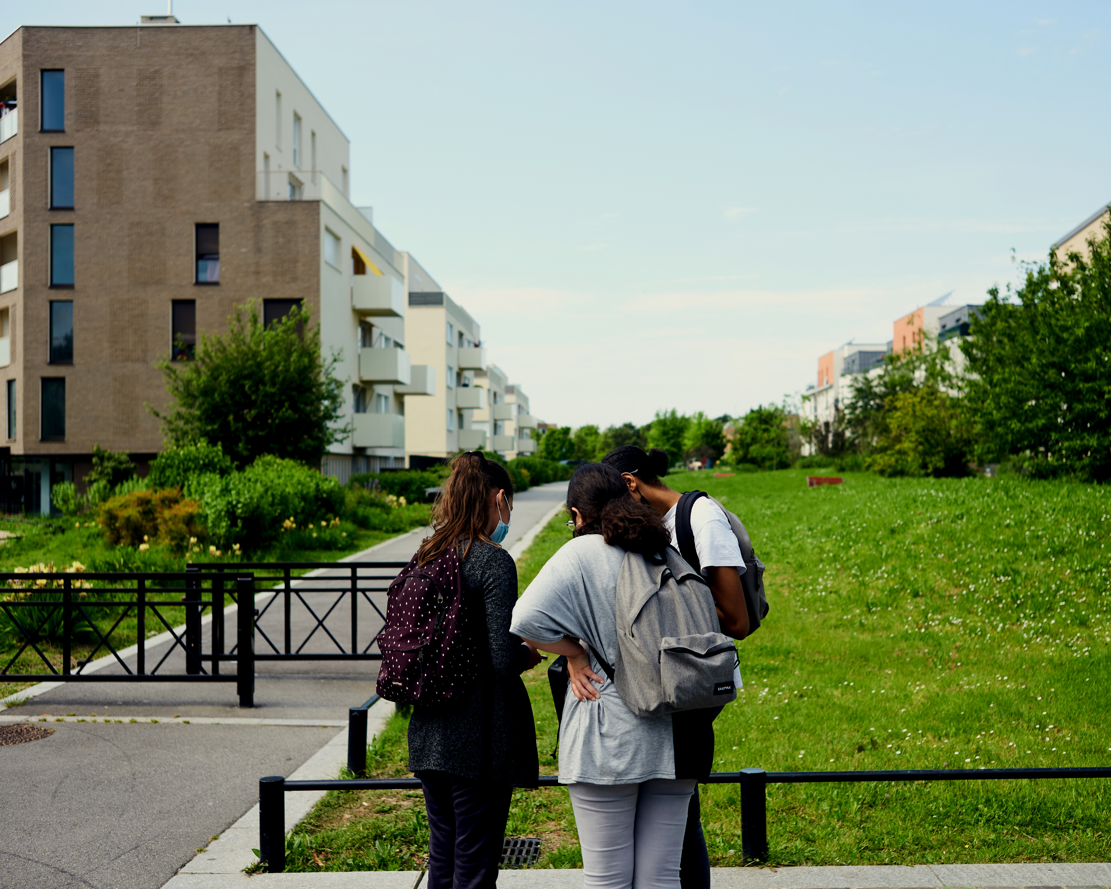 Estudiantes en Trappes, un suburbio de París, revisando sus celulares el 2 de junio del 2021. (Foto Prensa Libre: Cyril Zannettacci / The New York Times)