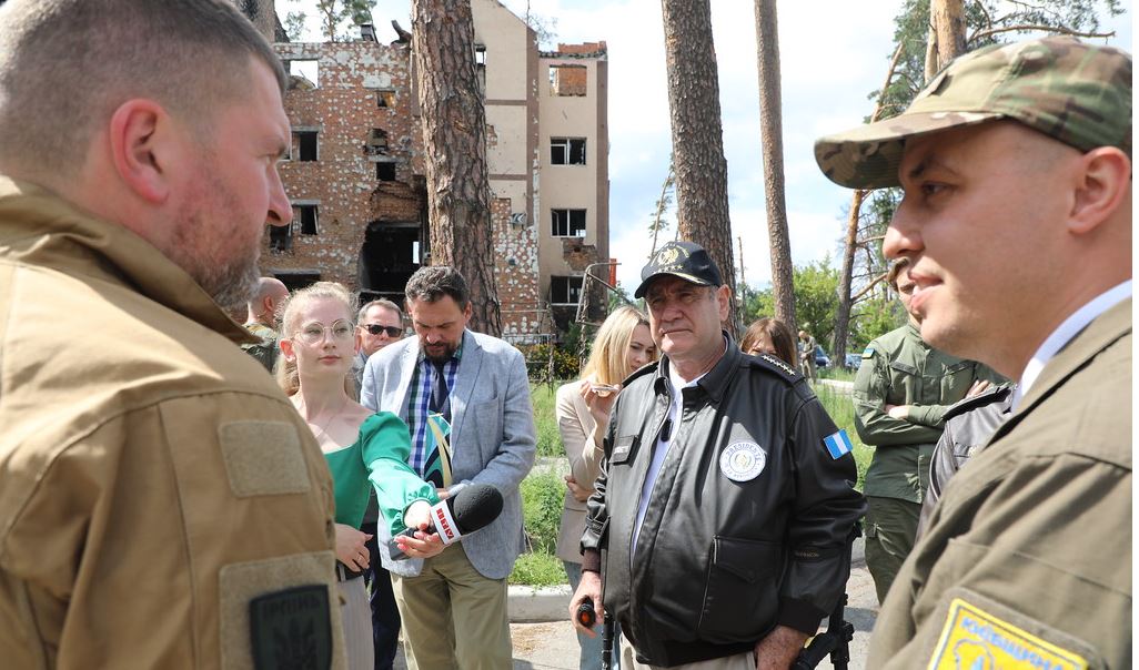 Presidente Giammattei (centro), junto con autoridades de Bucha, en Ucrania. (Foto: Presidencia de Guatemala).