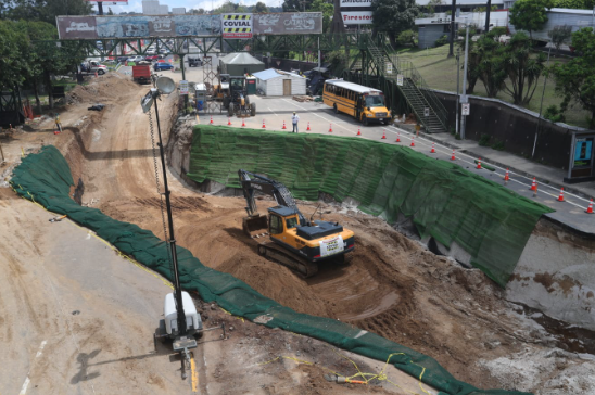 Así los trabajos en el hundimiento de Villa Nueva este martes 12 de julio. (Foto Prensa Libre: María José Bonilla)