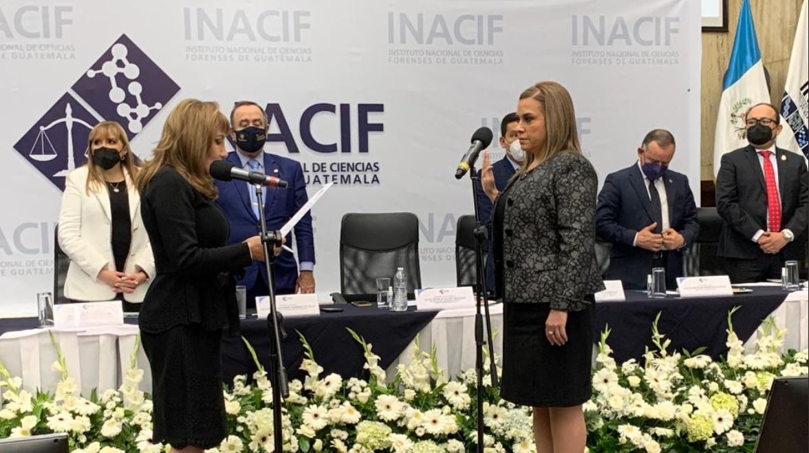 La nueva directora, Ingrid Romero (derecha) es juramentada por la magistrada Silvia Valdés. (Foto: Inacif)