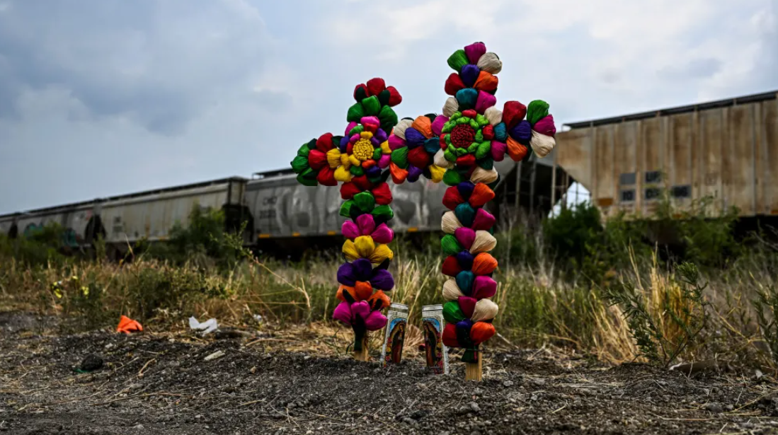 Autoridades estadounidenses investigan lo ocurrido en San Antonio, Texas, donde fue hallado un tráiler con decenas de migrantes abandonados. (Foto Prensa Libre: AFP)