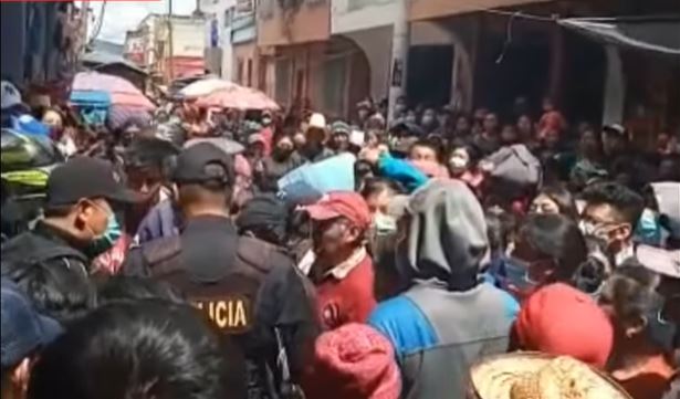 Una mujer hasta ahora no identificada fue vapuleada por pobladores de Totonicapán bajo la sindicación de haber robado objetos en varios negocios. Foto captura de pantalla.