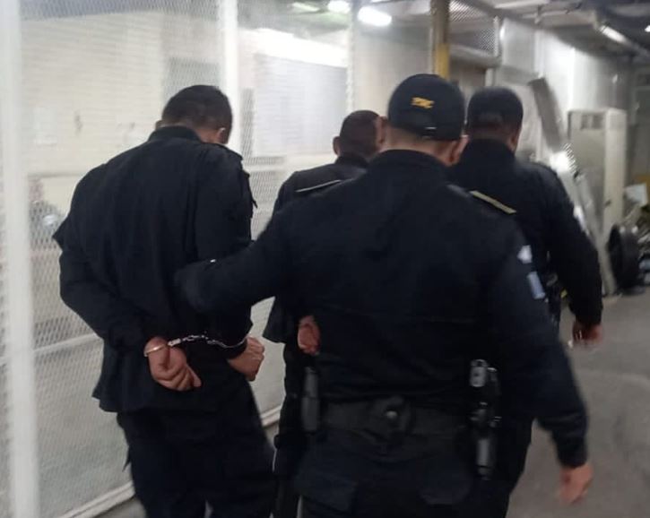 Dos agentes de la PNC fueron detenidos por disparar al aire en Nimajuyú, zona 21 de la capital. (Foto Prensa Libre: PNC)