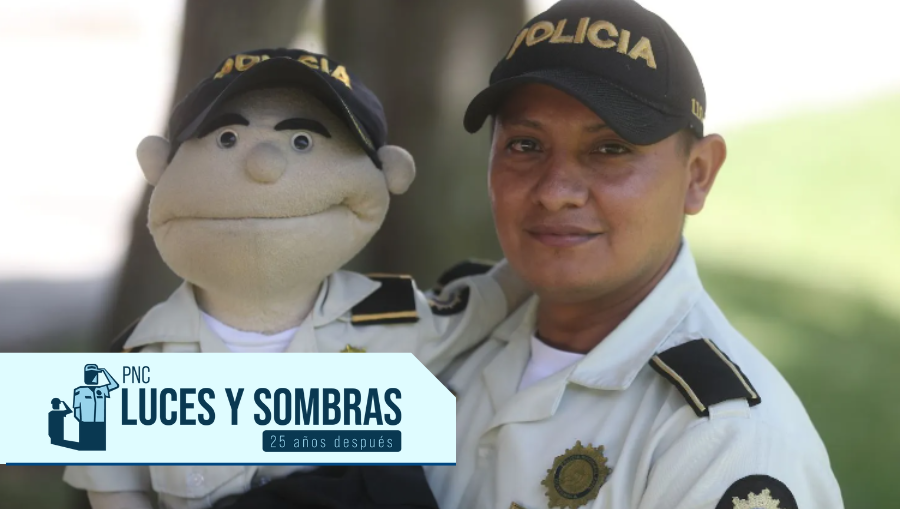 Luis Estuardo Hernández, junto a su títere, Lesh, a quien usa como herramienta para acercarse a los niños y enseñarles la prevención del delito.