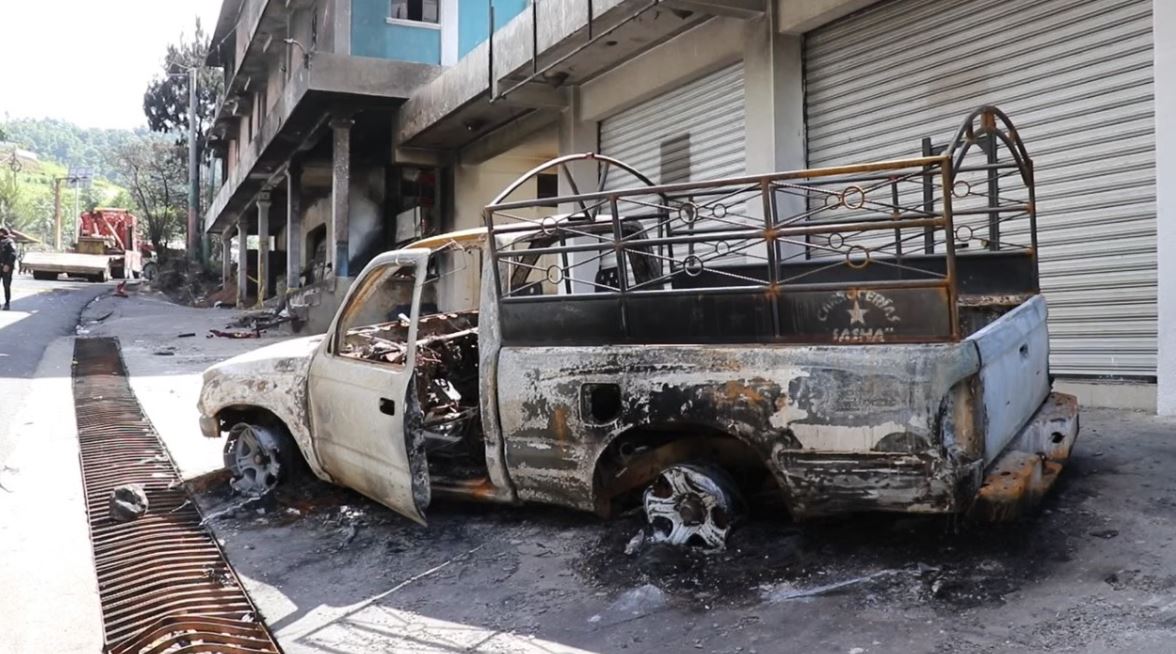 Vecinos exigen que empresa se haga cargo de daños tras explosión de camión cisterna. (Foto prensa Libre: Héctor Cordero)