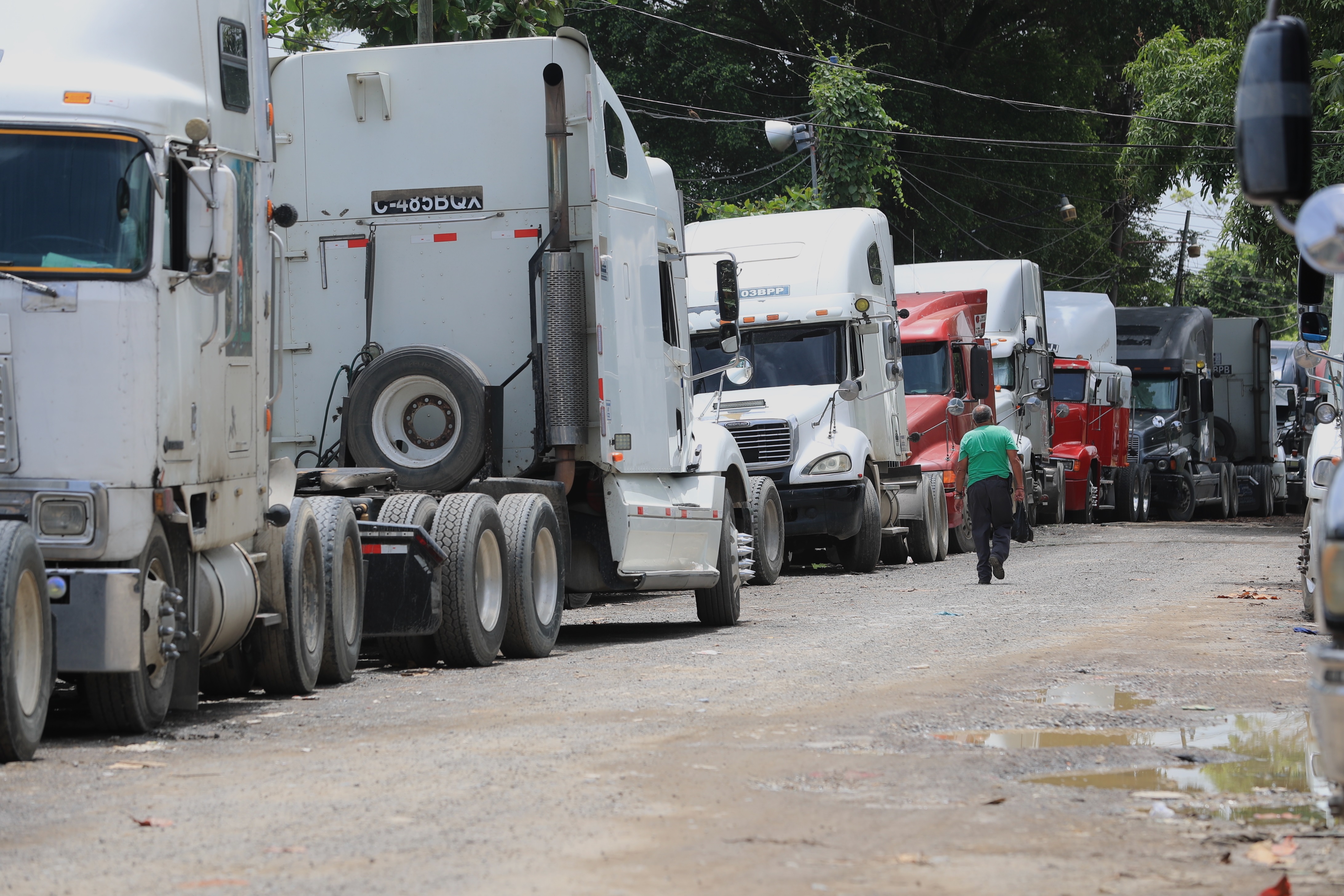 Ser piloto de transporte pesado es un oficio que pocos realizan, es un oficio que de mucha importancia para la economa del pas.

En un recorrido con pilotos de transporte pesado, se document parte de las situaciones que viven durante el trayecto, nos comparten ancdotas e historias. 

Entre historias de sus inicios, como pasan la noche y las condiciones en que se encuentran las carreteras del pas, transcurre el trayecto. El recorrido comprende ruta hacia el Atlntico y ruta hacia el Pacfico.

Pilotos compartieron su experiencia, modalidad de trabajo y situaciones que afectan a su familia al no poder compartir algunas festividades o reuniones para celebrar un cumpleaos.

El trabajo es motivado por ver bien a sus familias, son el recordatorio de que deben regresar a casa, sanos y salvos.

En imagen, pilotos esperan turno de viaje, cuando no encuentran un espacio en los predios, deben quedarse en la calle donde la comodidad es distinta.