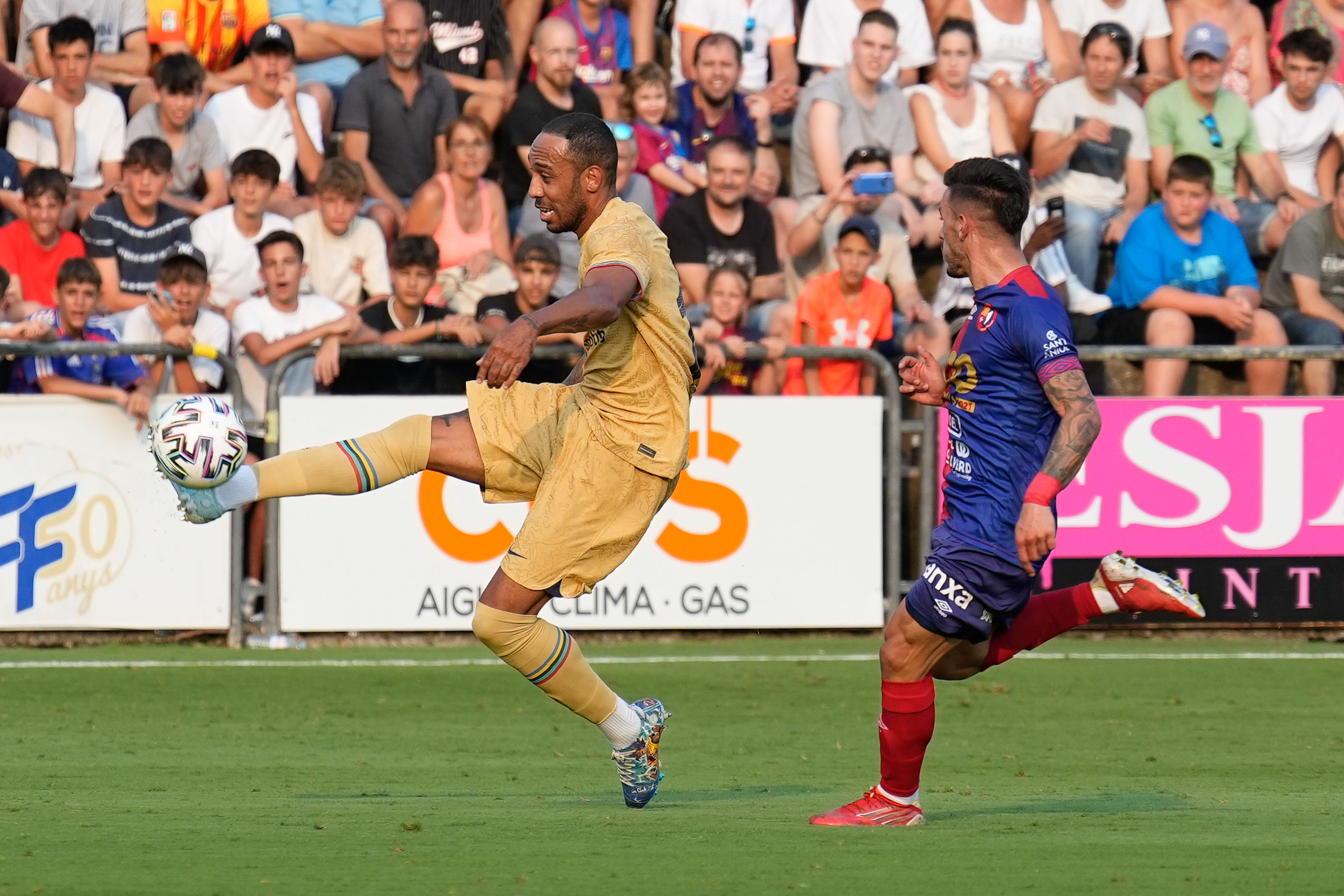 El delantero del FC Barcelona Pierre-Emerick Aubameyang (i) controla un balón durante el encuentro amistoso ante la UE Olot celebrado este miércoles en el Nou Estadi Municipal de Girona. (Foto Prensa Libre: EFE)