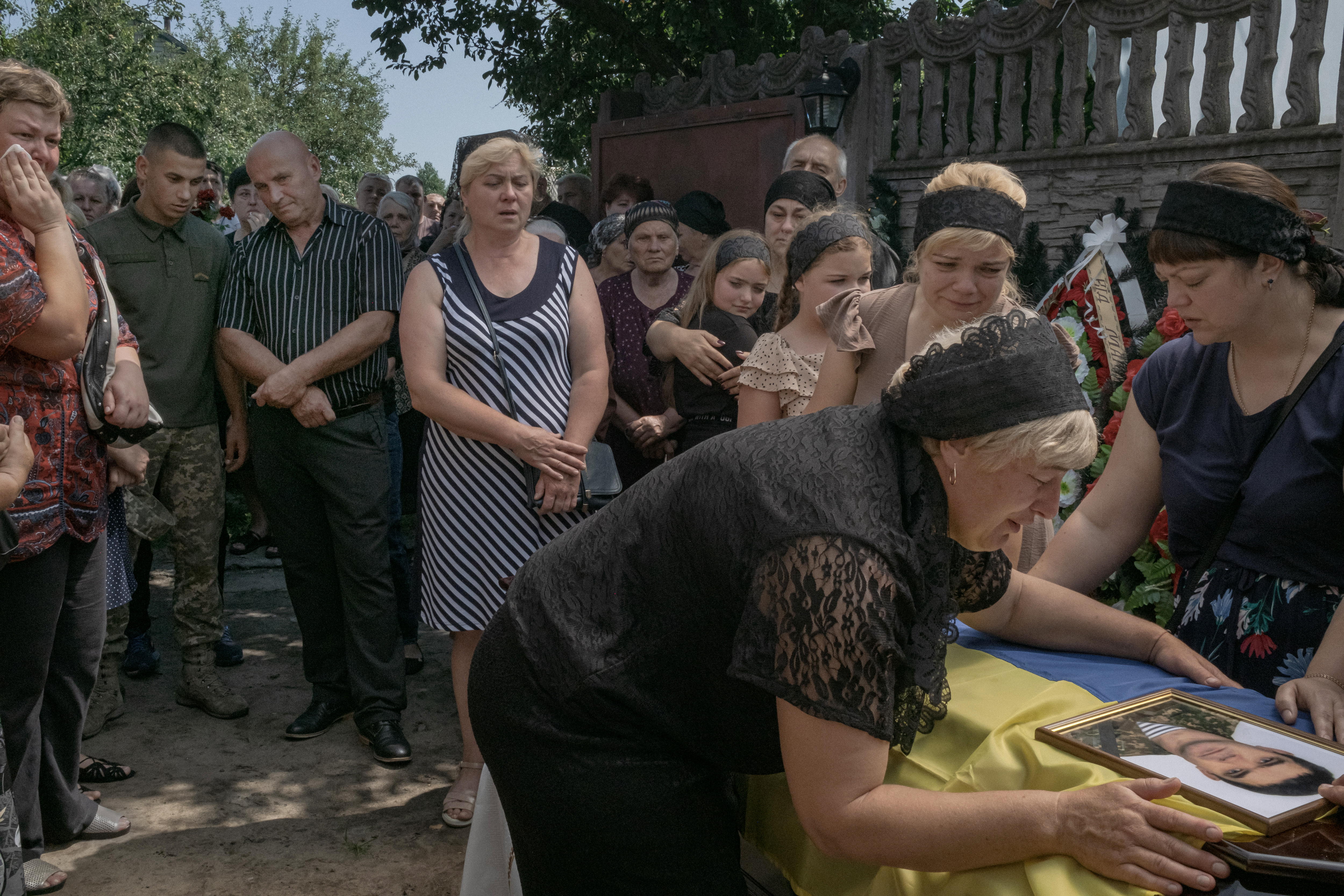 Natalia Dziuba, de 46 años, llora junto al féretro de su marido en Babyntsi, Ucrania, el 30 de junio de 2022. (Foto Prensa Libre: Mauricio Lima/The New York Times)