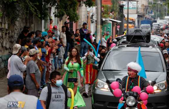 El féretro de Chispita recorrió las calles de Amatitlán, hasta el cementerio general del municipio. (Foto Prensa Libre: Esbín García))