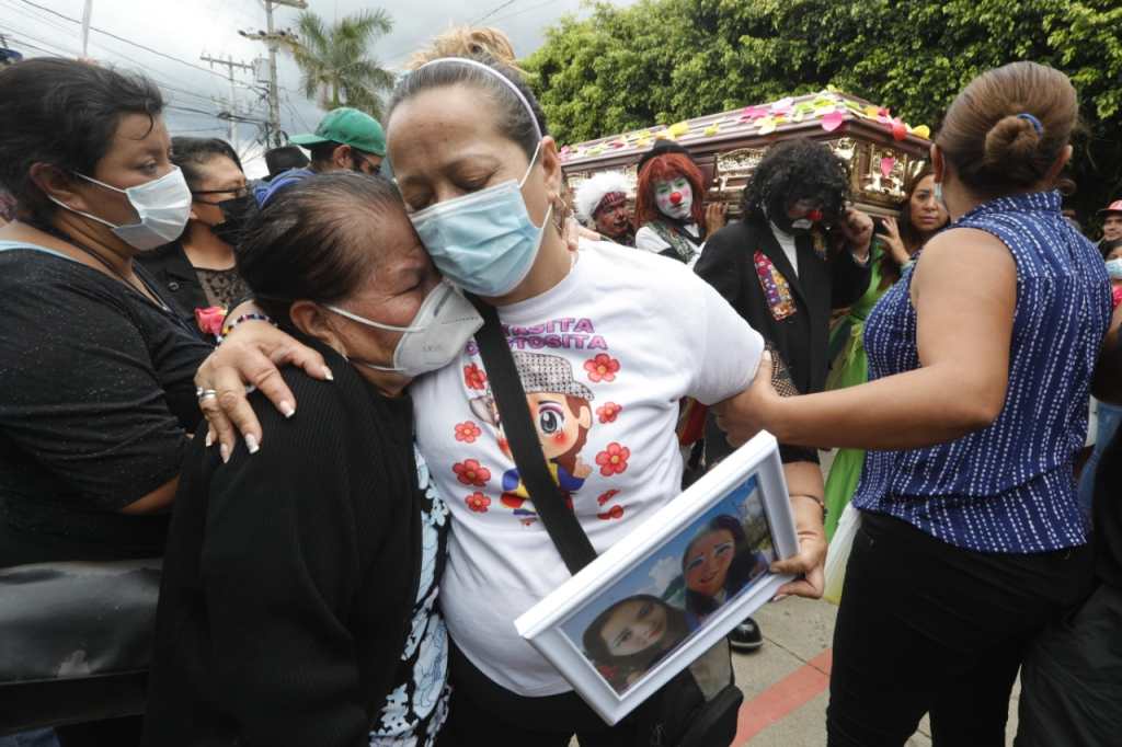 En imágenes: Familiares y colegas dan último adiós a Chispita