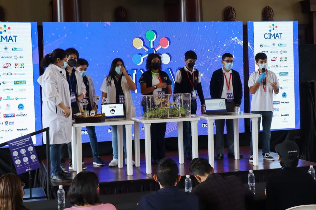 Presentación de proyectos  de ciencia durante la feria CIMAT.  (Foto Prensa Libre: cortesía)