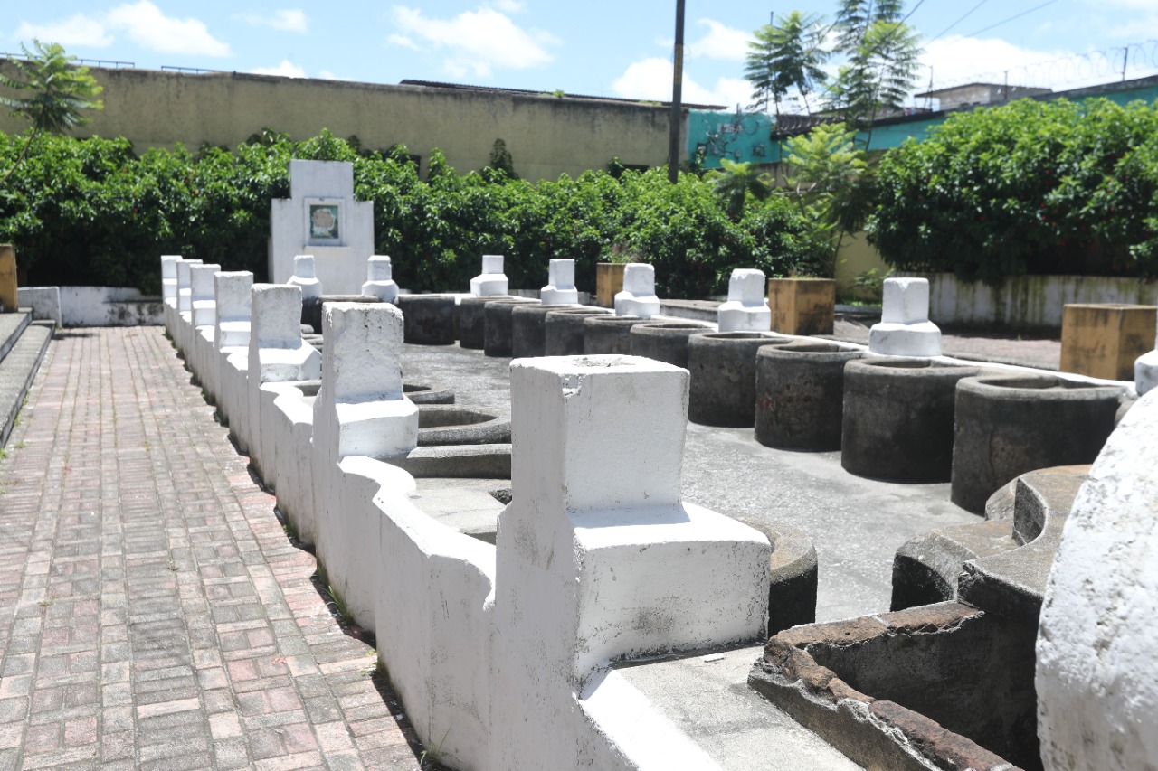 en el antiguo lavadero público y tanque de agua San José se reportaron daños en el mural creado por el maestro  Jorge Corleto.  (Foto Prensa Libre: Érick Ávila)