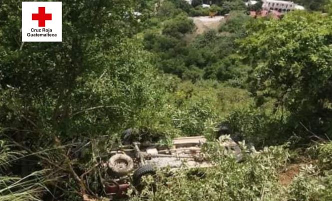 Se ignoran las causas por las que el picop cayó a barranco. (Foto: Cruz Roja Guatemalteca)