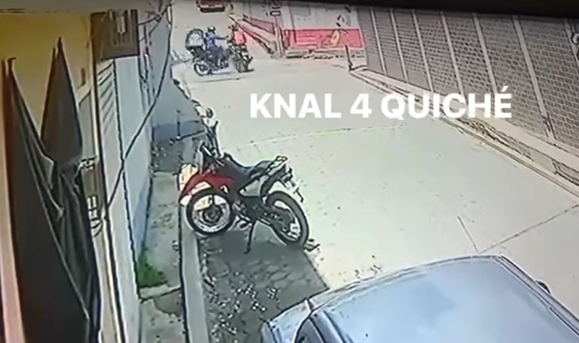 Accidente entre dos motocicletas en la zona 2 de Santa Cruz del Quiché, Quiché. (Foto Prensa Libre: captura de video de Knal 4 Quiché)