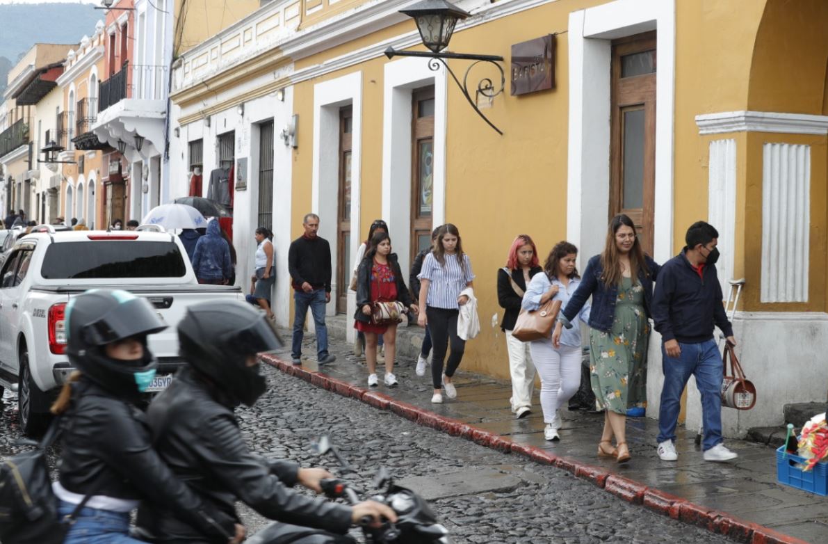 A partir de este viernes 8 de julio el uso de la mascarilla será obligatorio en Antigua Guatemala, Sacatepéquez, por disposición municipal, debido al incremento de casos de covid-19.  (Foto Prensa Libre: Esbin García)