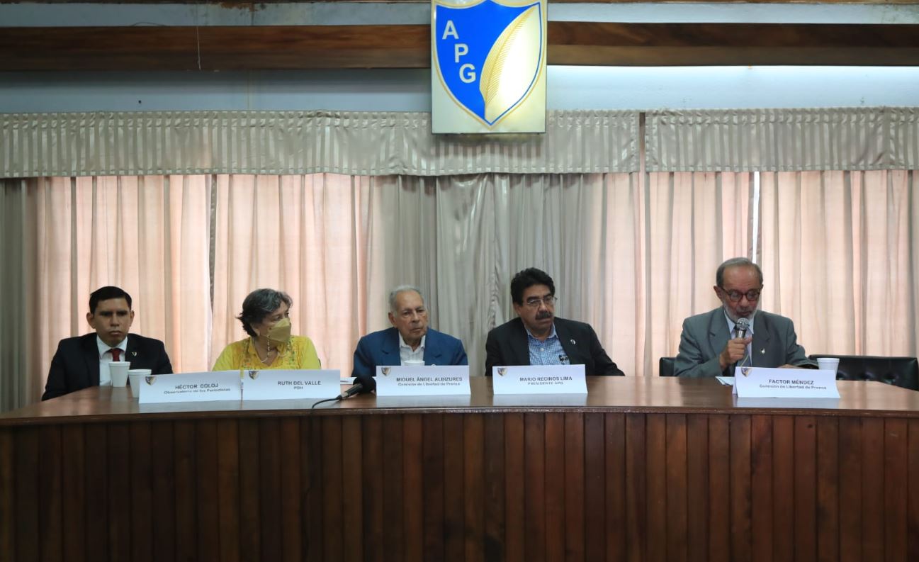 Dirigentes de la APG durante la presentación del informe semestral de libertad de prensa. (Foto Prensa Libre: Elmer Vargas)