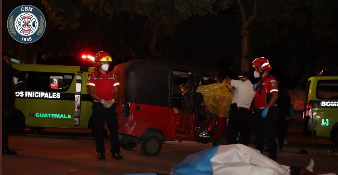 Socorristas observan los cuerpos de las víctimas. (Foto: Bomberos Municipales)