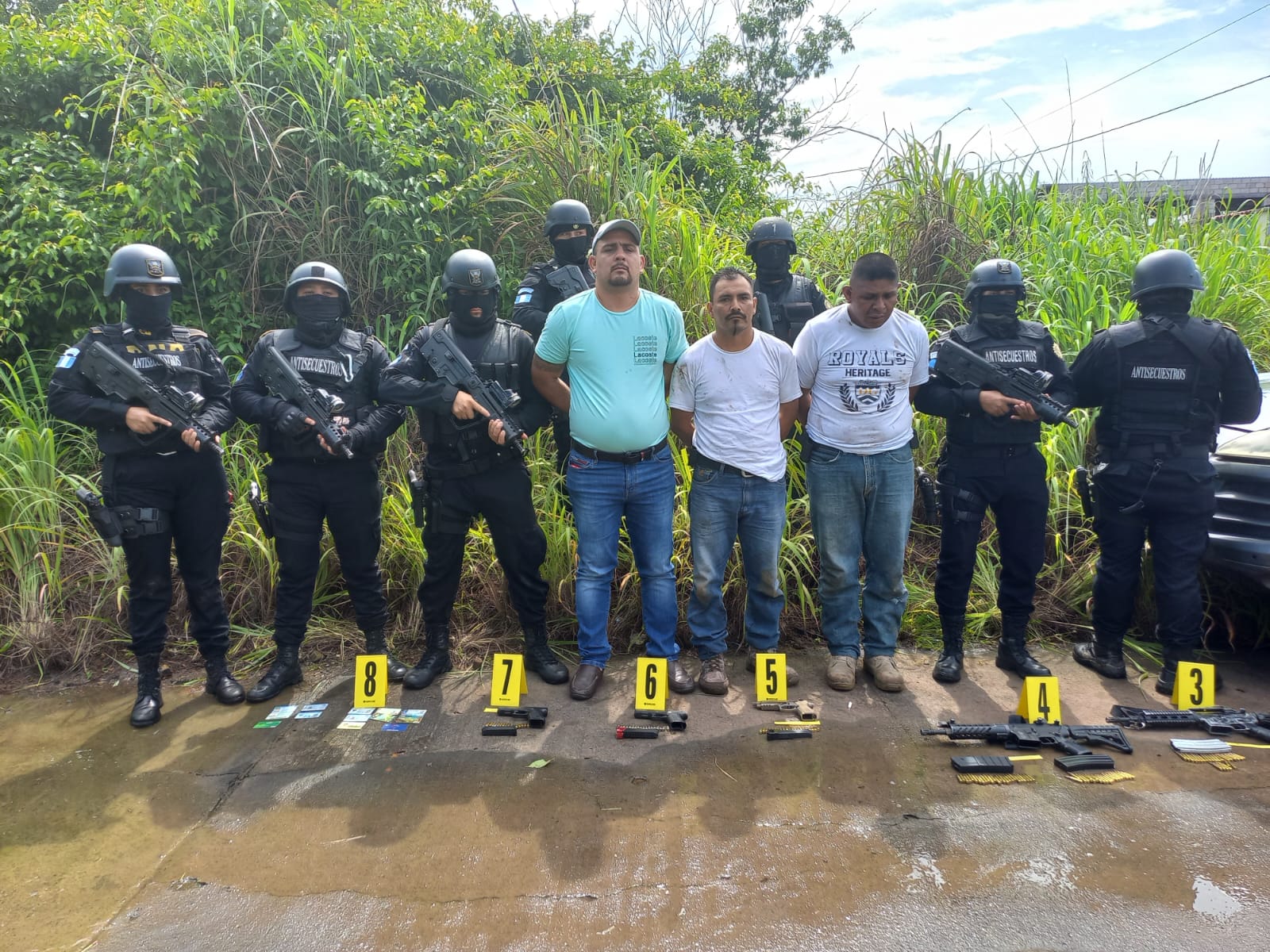 Juan Manuel Galindo Ortiz, de 36 años, (de camisa verde) fue arrestado junto con otros dos hombres el pasado 23 de junio en Escuintla. Foto PNC.