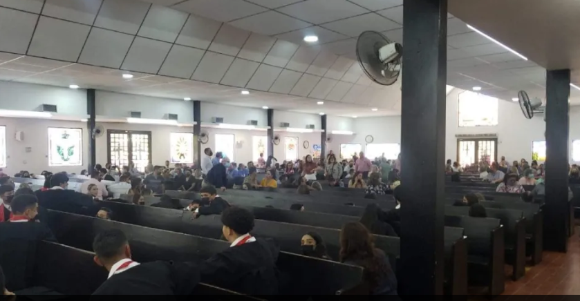 Un fallecido y un herido reportaron las autoridades tras la balacera frente a una iglesia en Caborca, Sonora, México. (Foto Prensa Libre: Tomada de La Opinión)