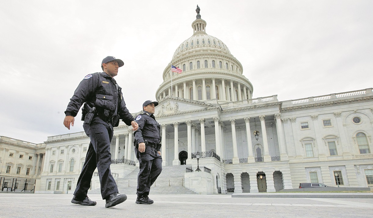 Agentes de seguridad vigilan el Capitolio, sede del poder legislativo de EE. UU. El Departamento de Estado elaboró la lista Engel cumpliendo una ley aprobada por el Congreso de ese país. (Foto Prensa Libre: Hemeroteca PL)