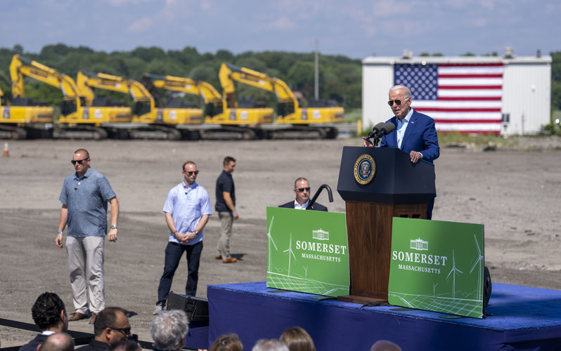 El presidente Joe Biden habla sobre el cambio climático y la energía limpia en la central eléctrica de Brayton en Somerset, Massachusetts, el 20 de julio de 2022. (Foto Prensa Libre: Doug Mills/The New York Times)