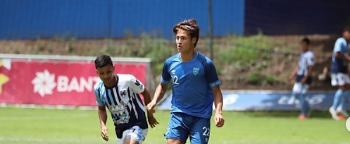 Arian Recinos disputando un partido con la Selección Sub-20 de Guatemala. Foto Prensa Libre (arianrecinos)