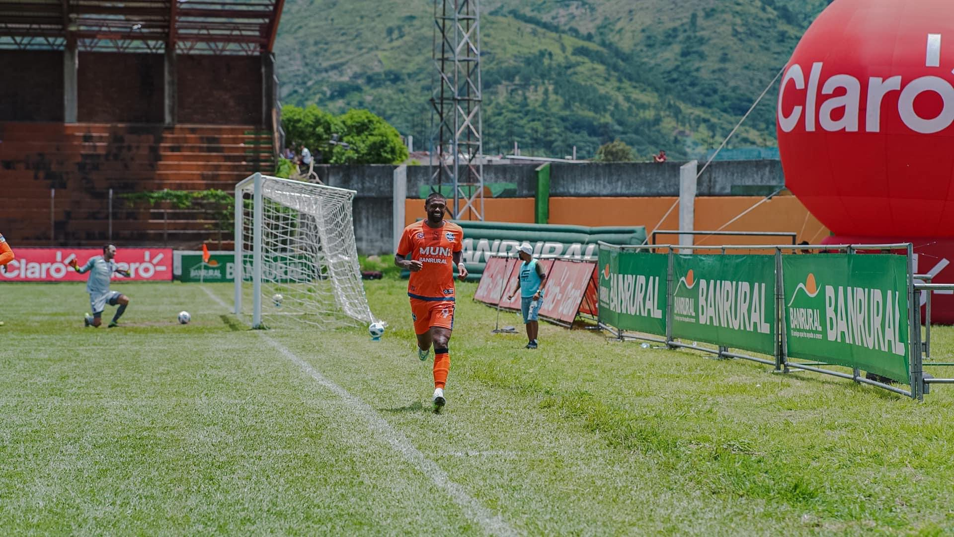 Harold Reina celebra su primera antoación con Achuapa en la Liga Nacional ante Municipal. Foto Prensa Libre (Deportivo Achuapa)