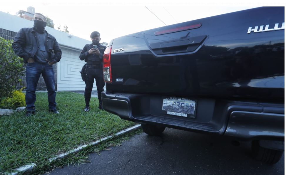 Varios picops tenían las placas semicubiertas. (Foto Prensa Libre: Esbin García)