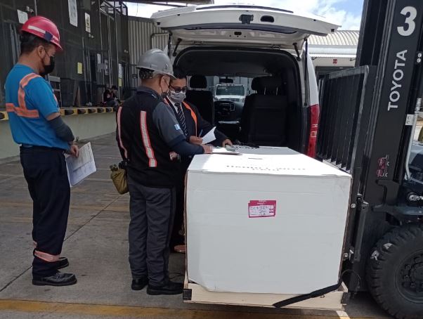 Fotos de la llegada de los féretros de dos guatemaltecas que murieron dentro de un tráiler en San Antonio, Texas, Estados Unidos. (Foto Prensa Libre: Minex)