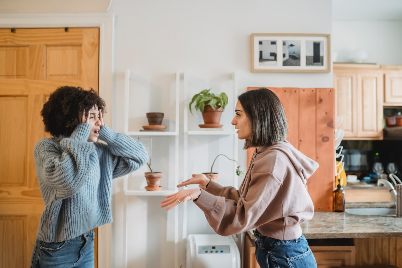 Quejarse constantemente afecta sus relaciones sociales y pone en riesgo sus amistades. (Foto Prensa Libre: Liza Summer en pexels.com).