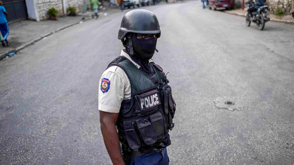 Los policías exigen mejores equipos para combatir las bandas armadas. (GETTY IMAGES)