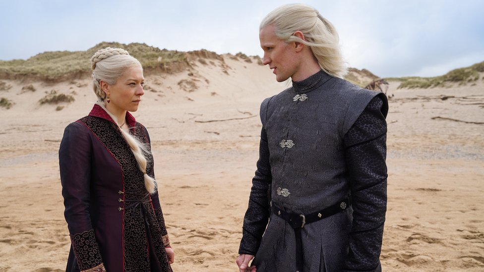 Emma D'Arcy interpreta a Rhaenyra Targaryen, con Matt Smith como Daemon Targaryen.

HBO