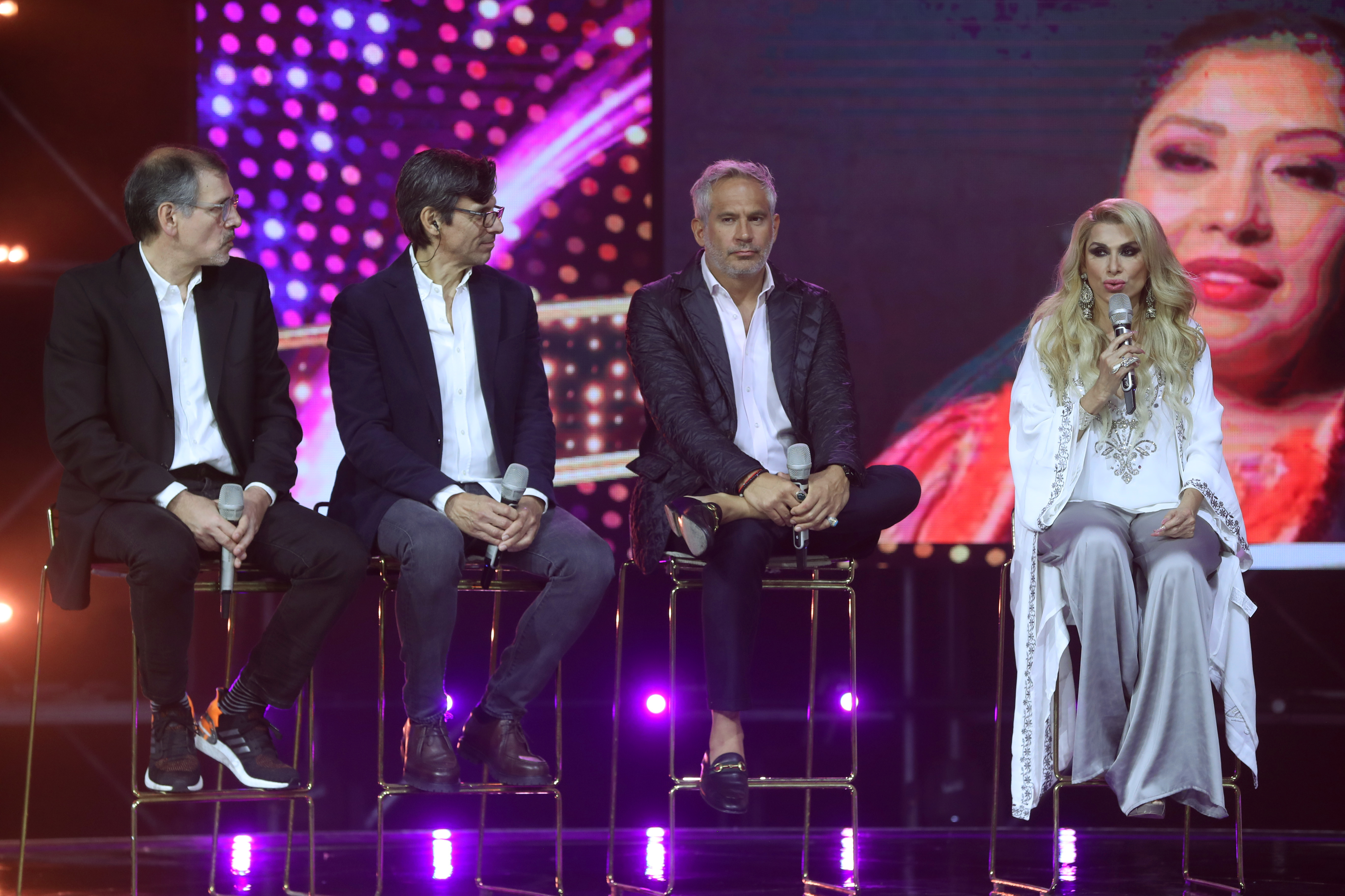 MEX345. CIUDAD DE MÉXICO (MÉXICO), 04/08/2022.- Los productores de televisión Marcelo Strupini (i), Rubén Galindo (2i), el actor Arath de la Torre (2d) y la cantante Dulce (d) participan en la presentación de programa "El Retador" hoy, en Ciudad de México (México). Haber analizado la primera edición de El retador le sirvió a los productores del programa de concurso para regresar con una temporada más divertida, con comedia y con cantantes como Alicia Villareal, Lupillo Rivera y Fonseca. EFE/ Sáshenka Gutiérrez