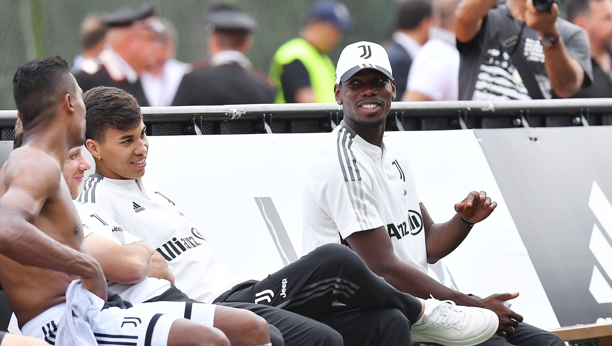 Paul Pogba en el banco durante un partido de pretemporada entre Juventus A vs Juventus B. Foto Prensa Libre (EFE)